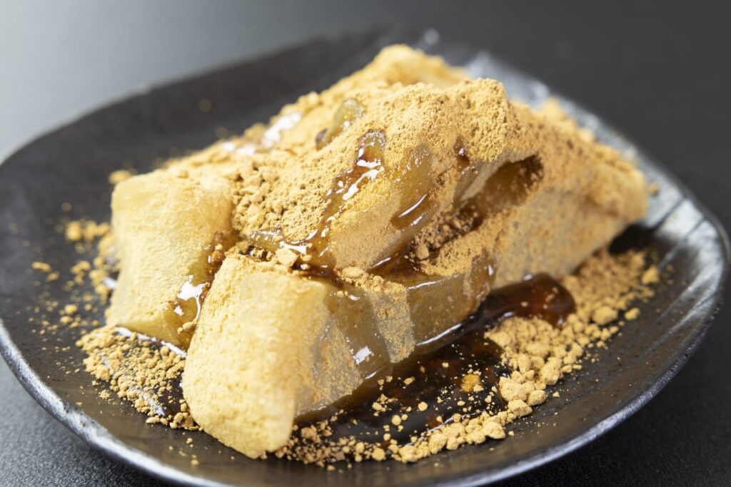おいしいきな粉をまぶし黒蜜をかけた本わらび餅
