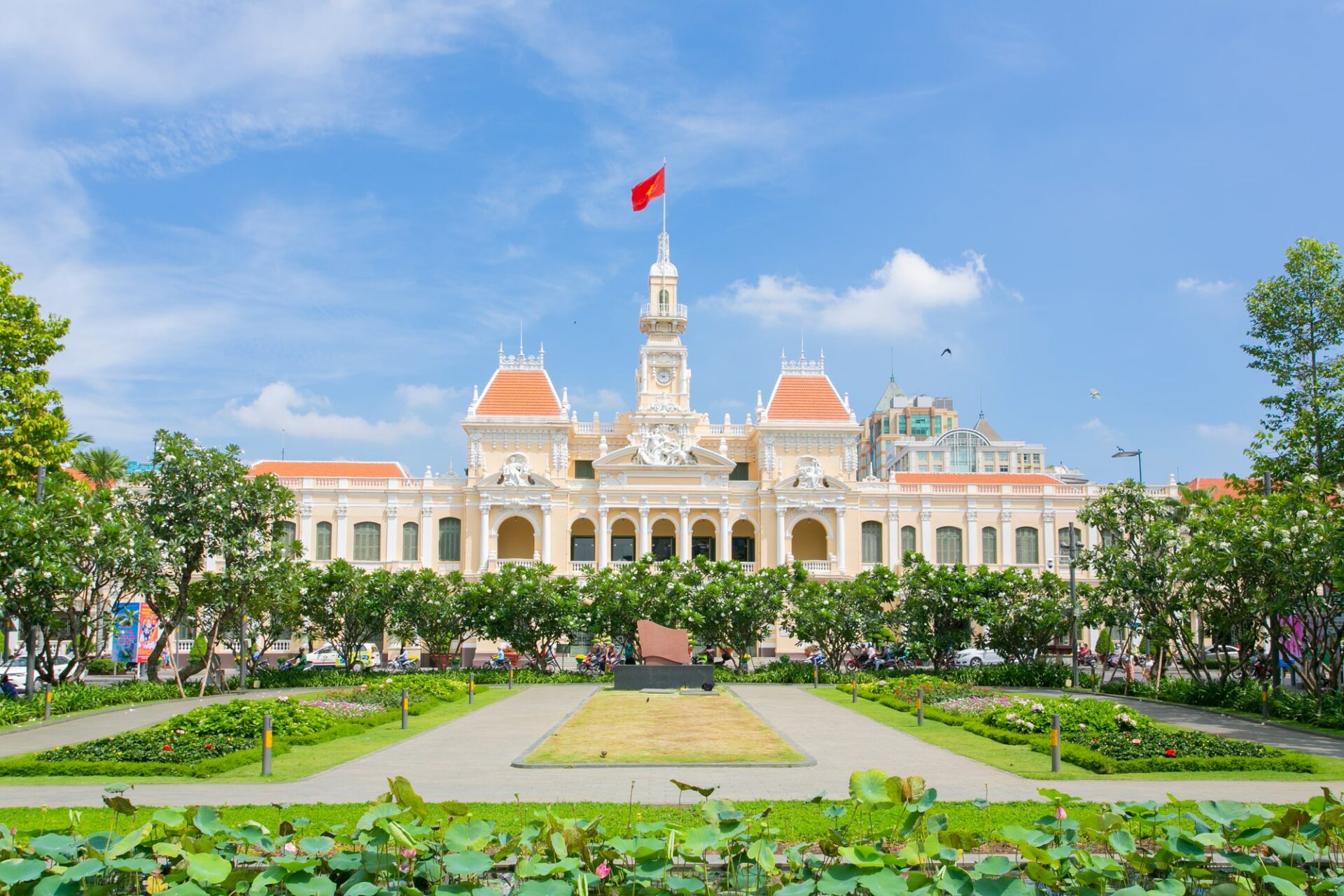 ベトナム_ホーチミン　晴天ホーチミン人民委員会庁舎