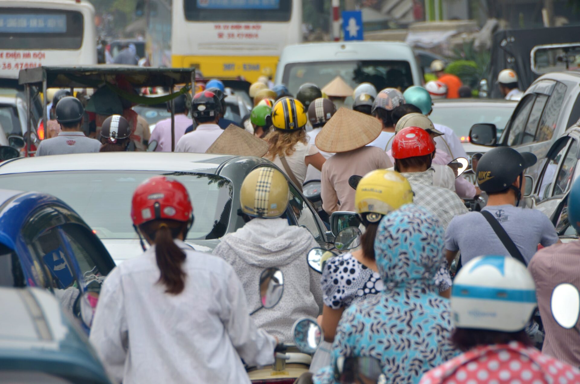 「ベトナム」ハノイ市街の通勤渋滞の様子