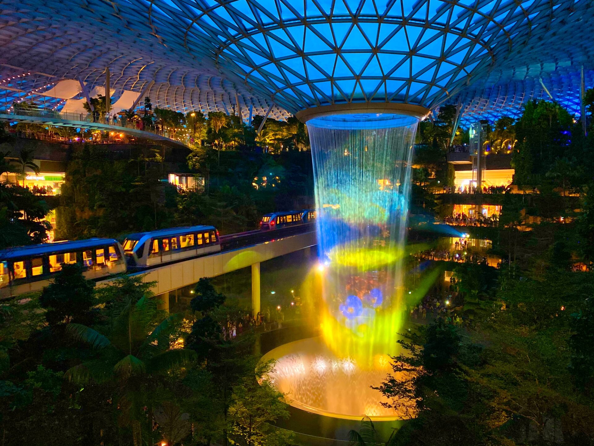 ライトアップされた煌びやかなチャンギ空港