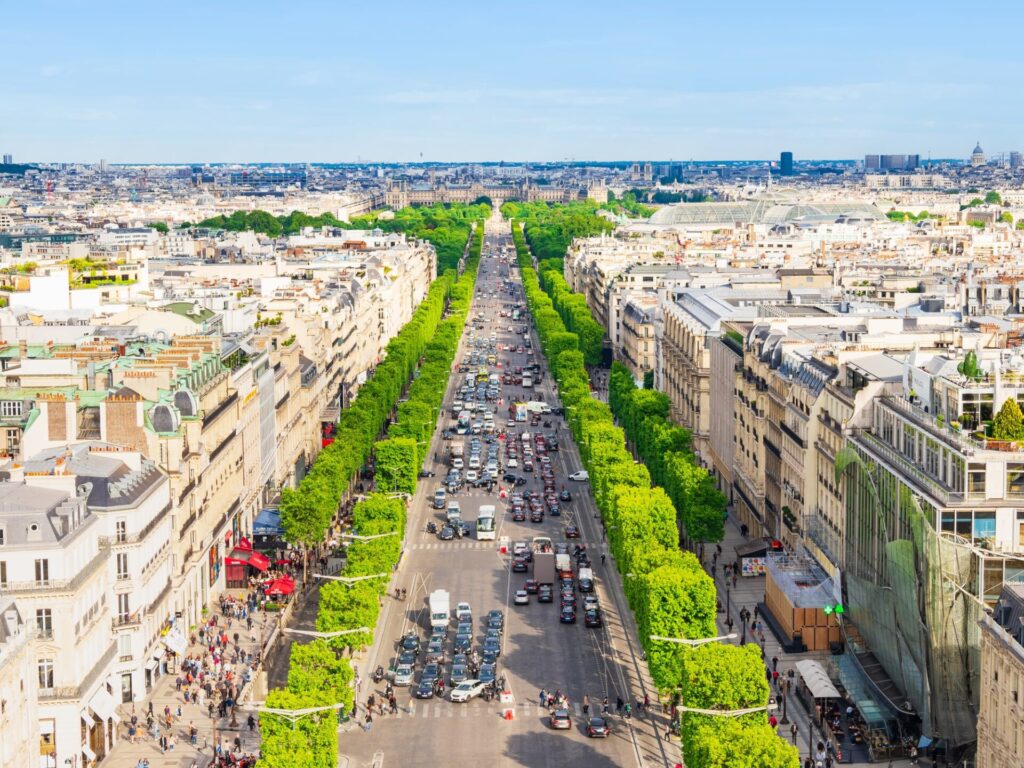 パリの凱旋門から眺めるシャンゼリゼ通り