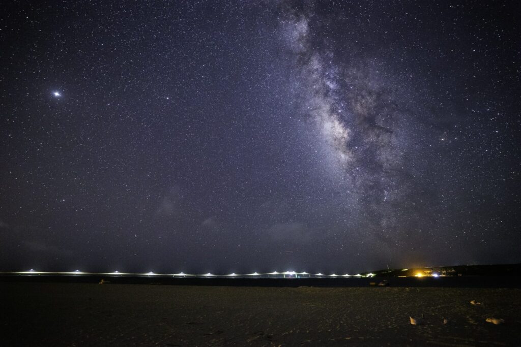 沖縄県 宮古島の与那覇前浜ビーチと来間大橋と天の川