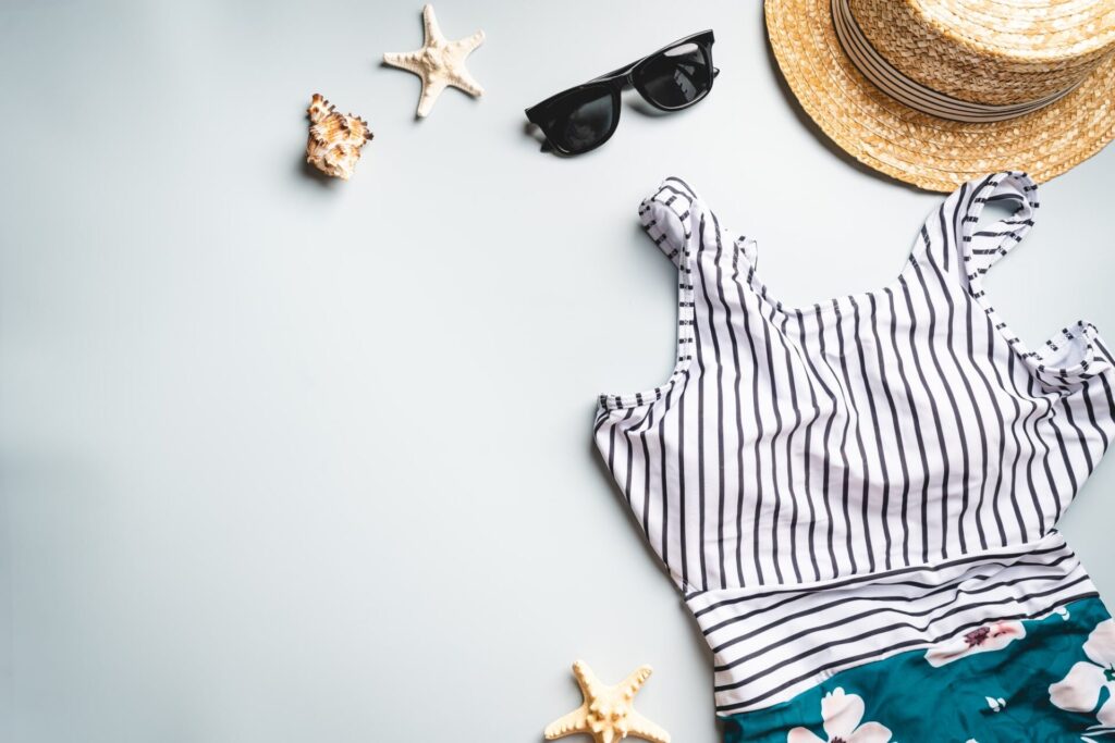 ビーチリゾートを楽しむ準備には、水着と麦わら帽子とサングラス