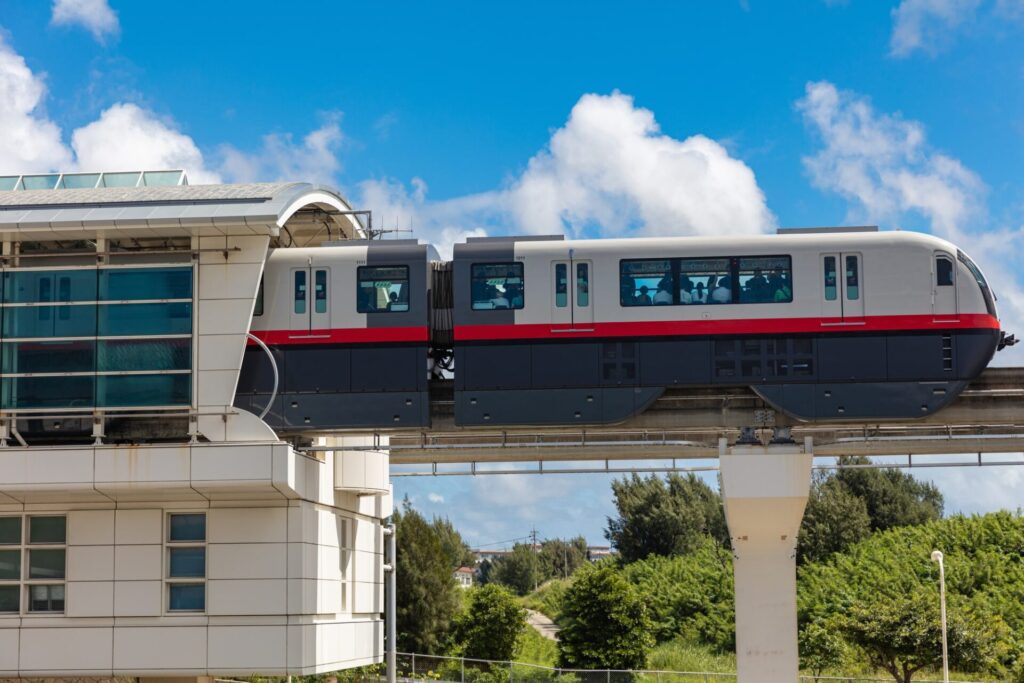 那覇空港駅を出発するゆいレール