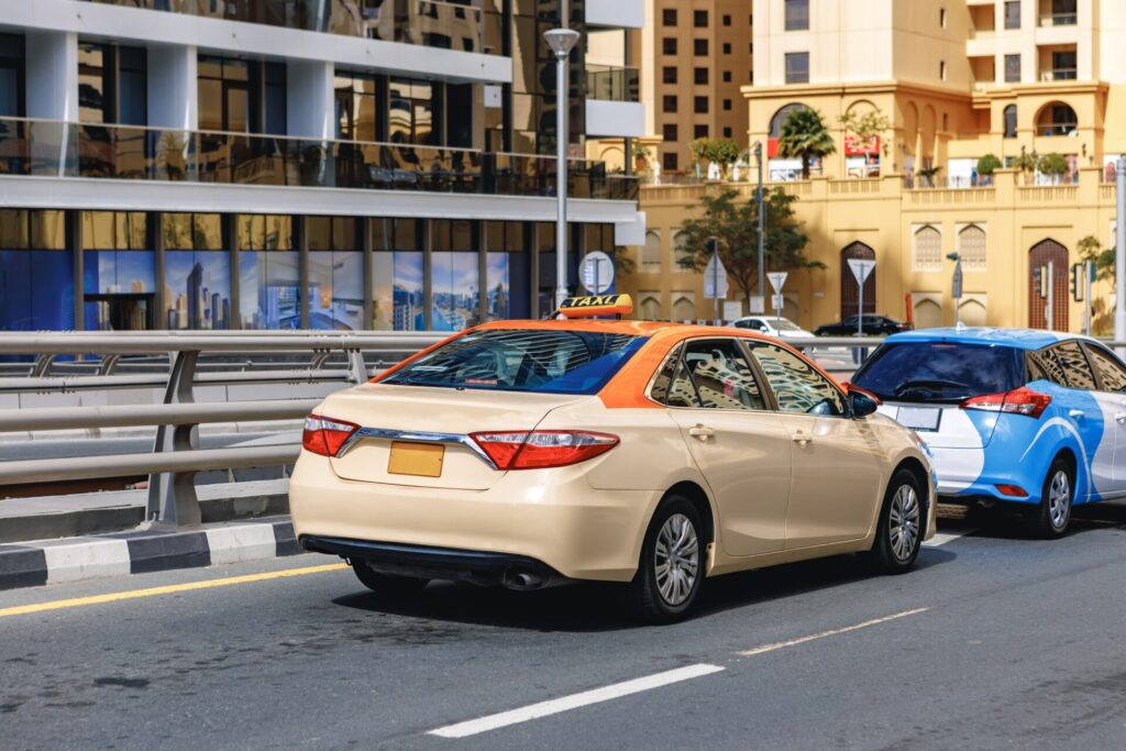 ドバイ市内を走行するタクシー