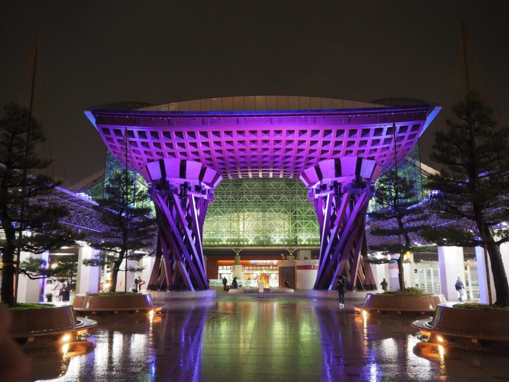 金沢駅の雨の日ライトアップ