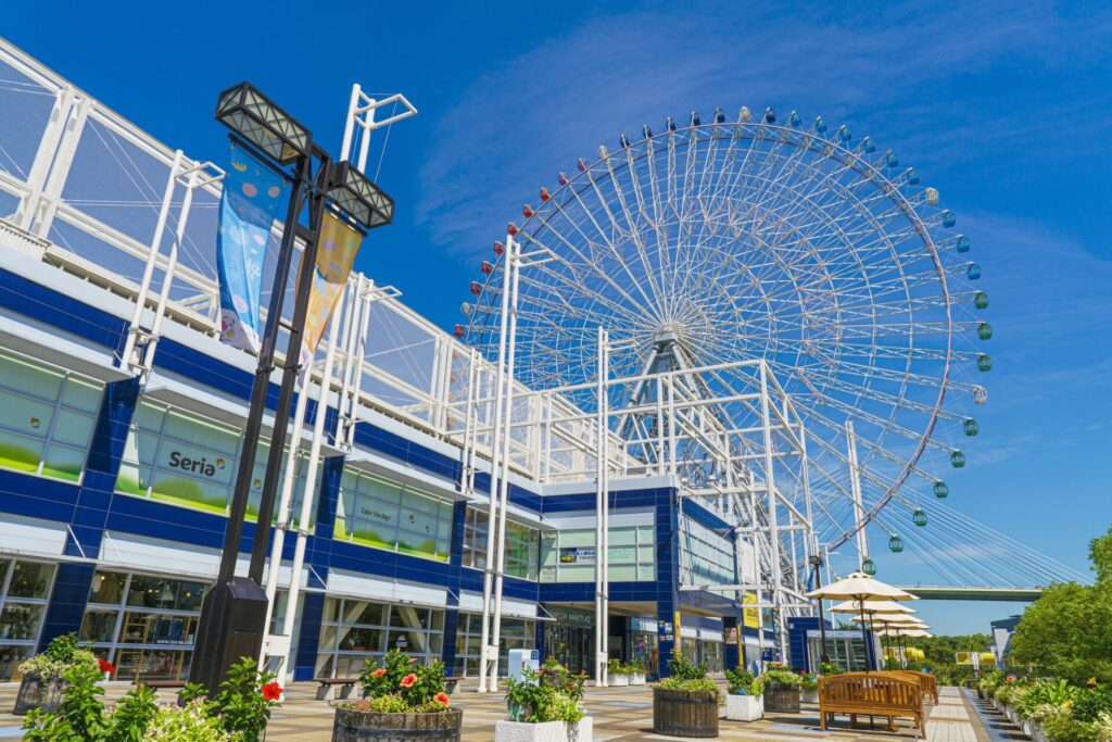 快晴の天保山マーケットプレースと大観覧車