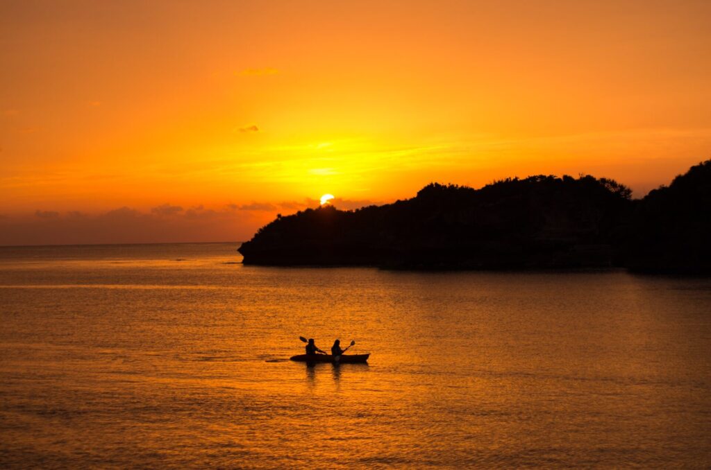 比謝川でサンセットカヤックを楽しむ二人