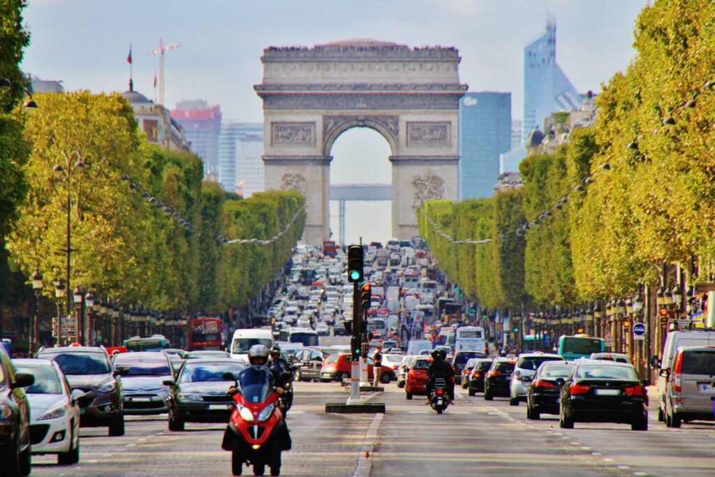 パリの凱旋門があるシャンゼリゼ通りに多くの車が行き交う様子