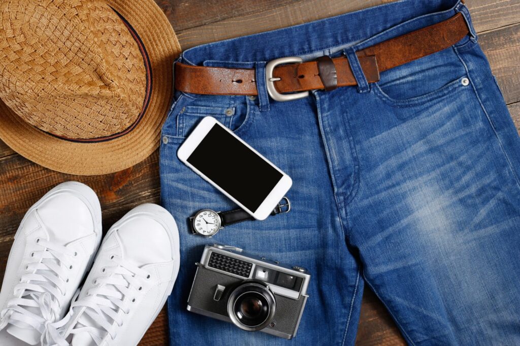 カジュアルな服装とカメラとスマートフォン