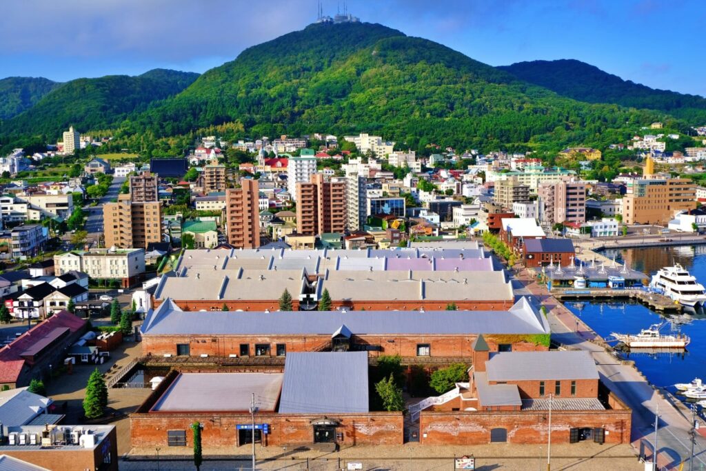 金森赤レンガ倉庫と函館山