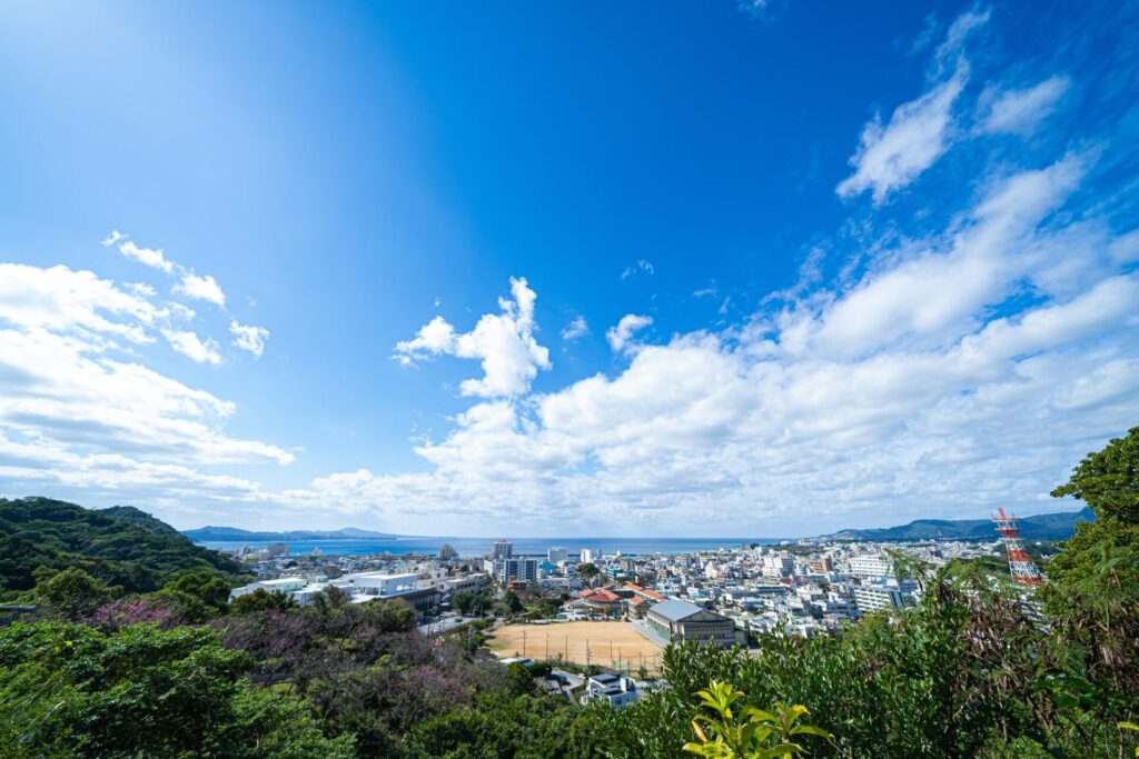 青空が広がる名護市の街