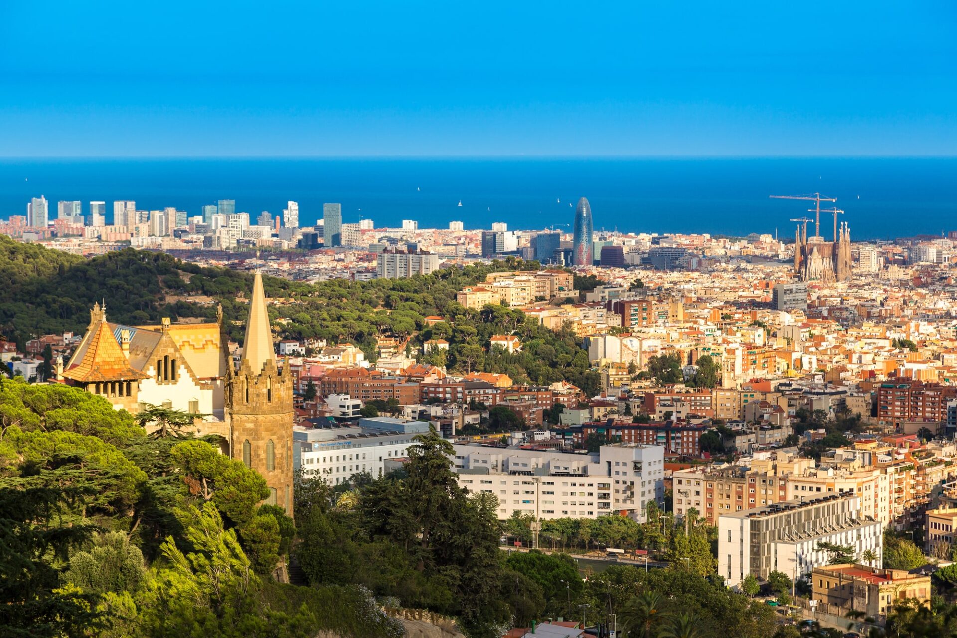 歴史ある街並みが美しい人気観光旅行地バルセロナ