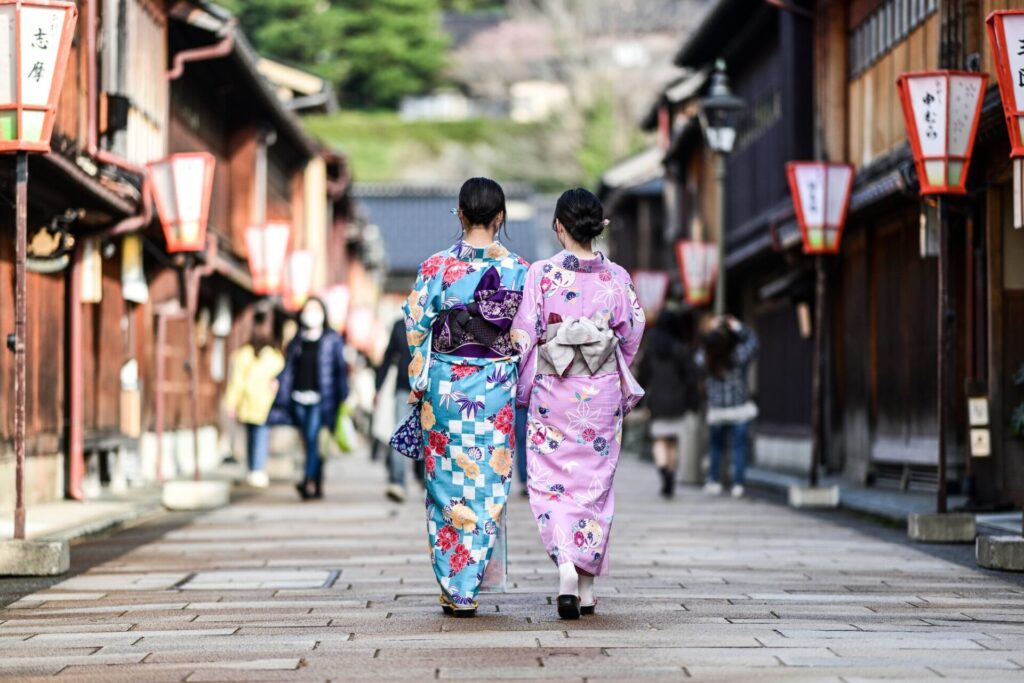 春のひがし茶屋街を散策する着物女子