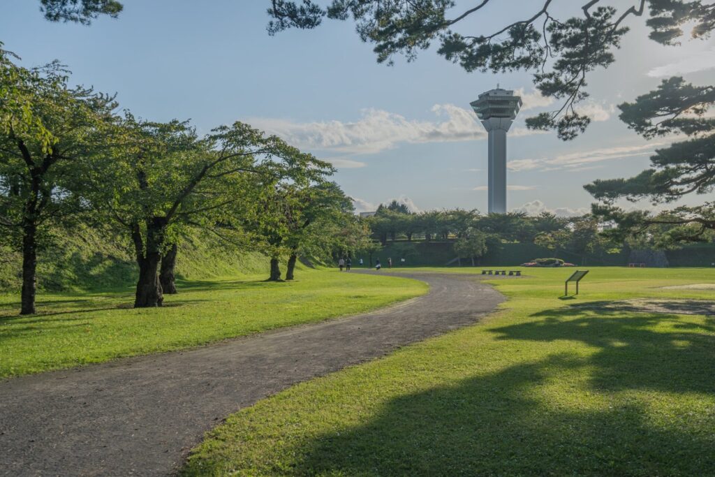 五稜郭タワーと公園内の広場の様子