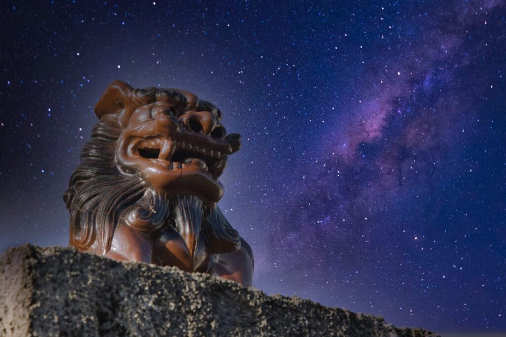 沖縄シーサーと夜空