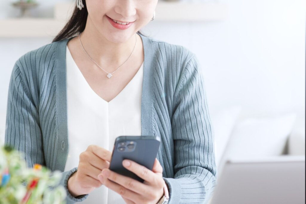スマートフォンを操作する女性