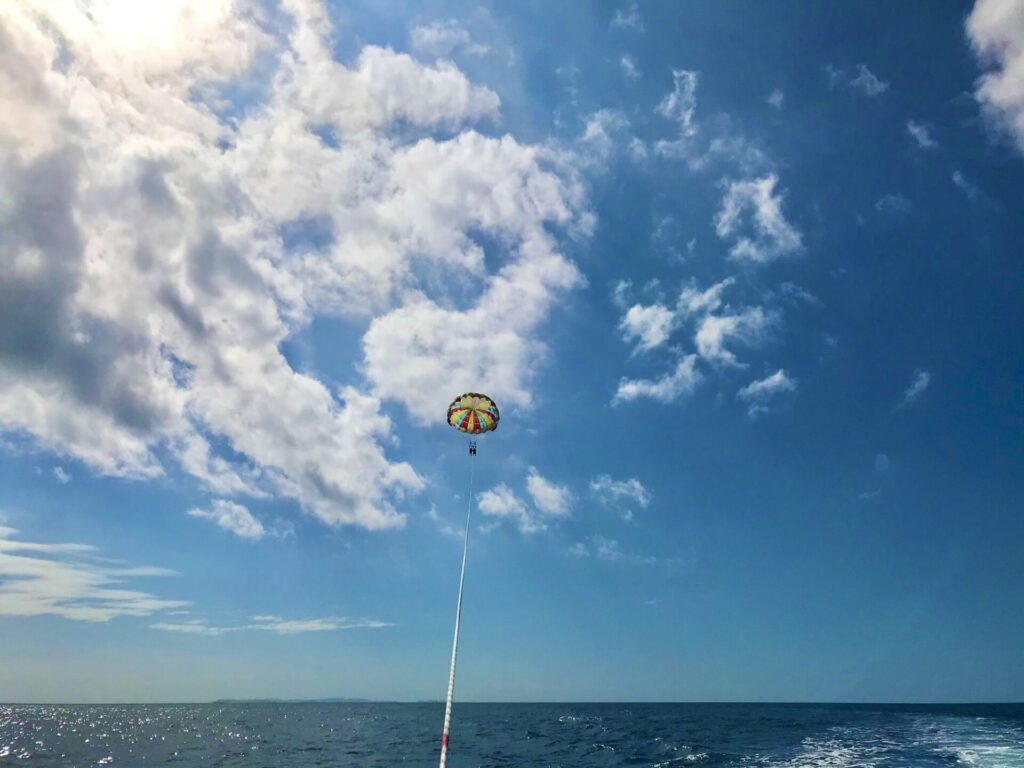 パラセーリングを楽しむ人と青空