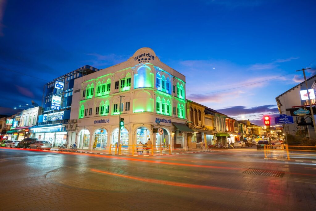 美しいプーケットの夜の街の様子