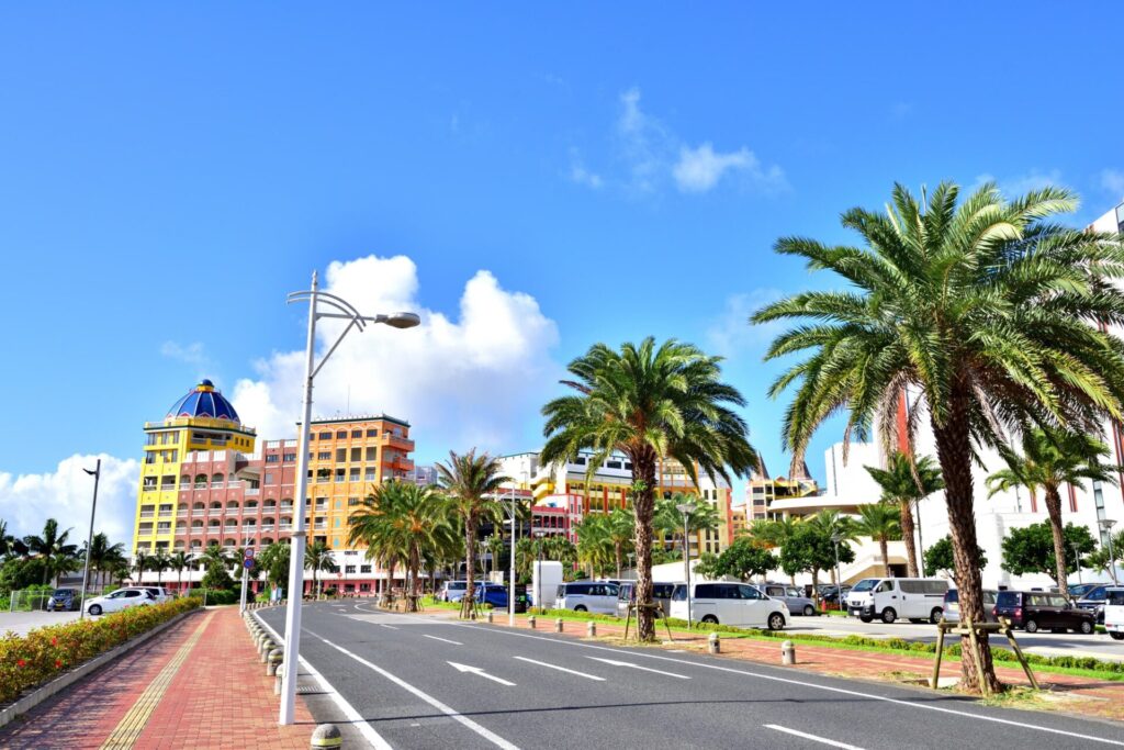 アメリカンビレッジへ続く道路