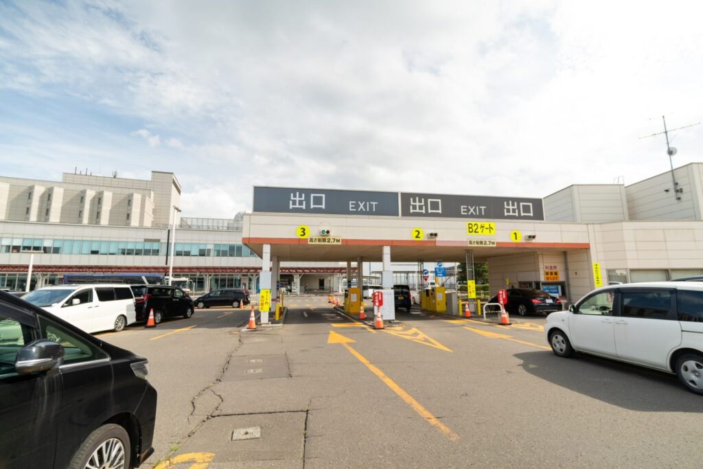 千歳空港前の立体駐車場の出口