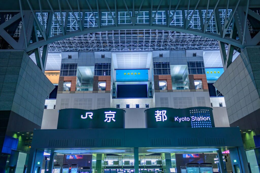 ライトアップされた京都駅前
