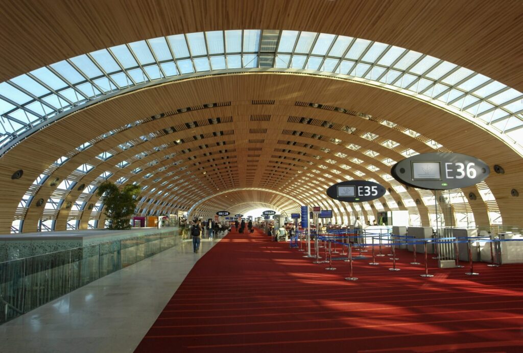 パリのシャルルドゴール空港の旅客ターミナル内部