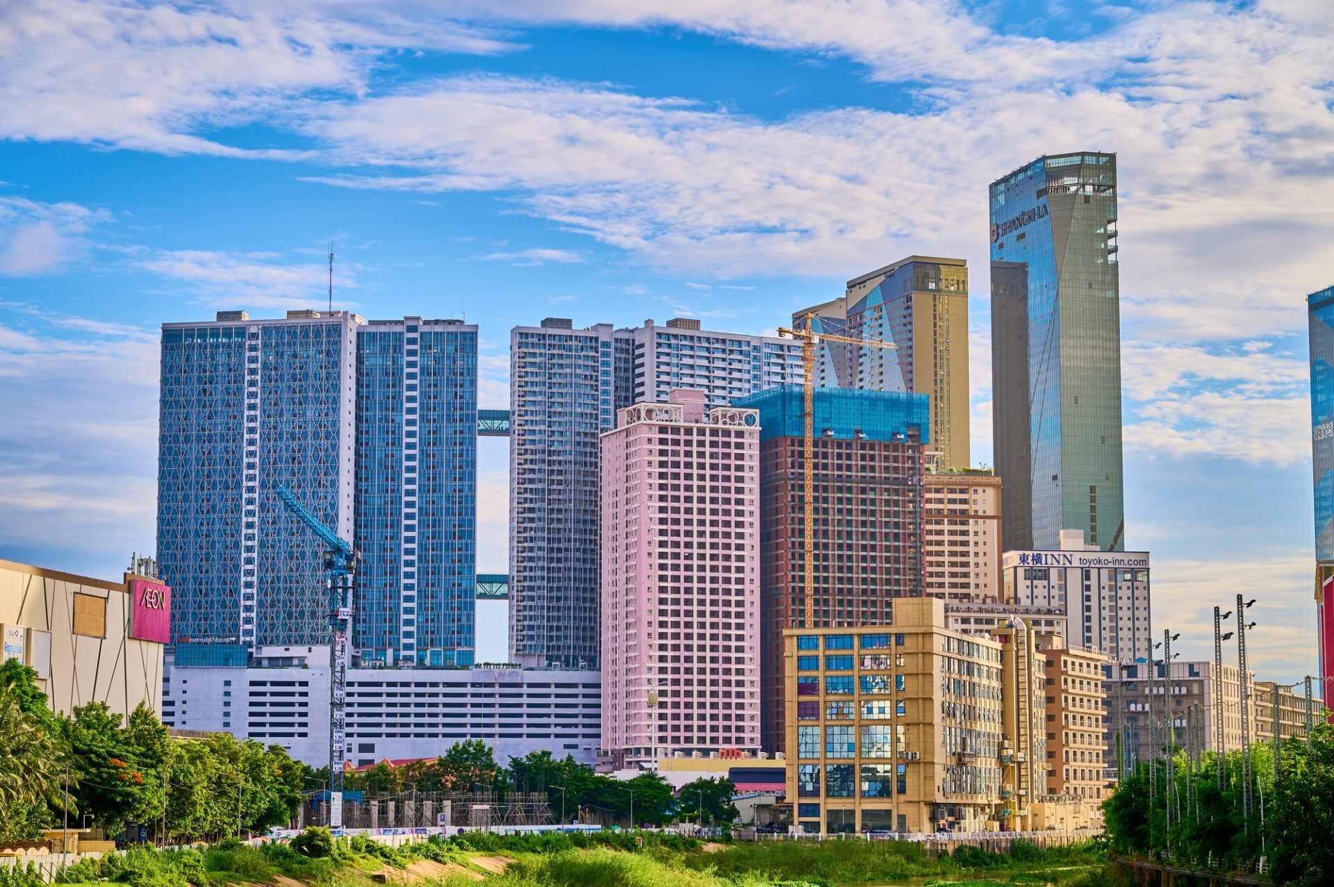 カンボジア首都プノンペンの象徴的ビルディング群