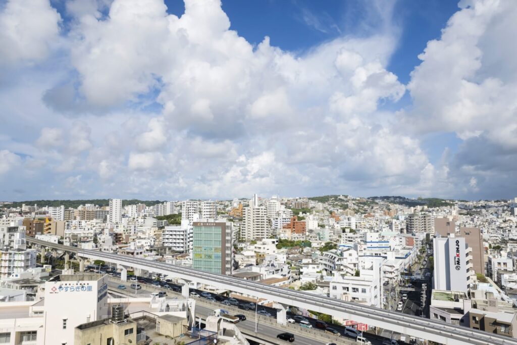 沖縄の国道330号線と那覇市の街並み
