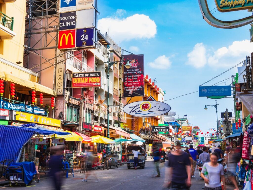バンコクのカオサン通りを行き交う人々