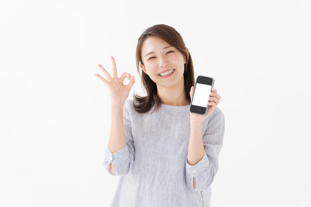 スマホを持つ女性