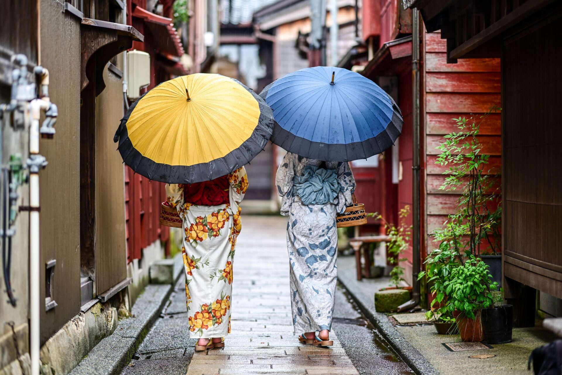 雨のひがし茶屋街を散策する着物女子