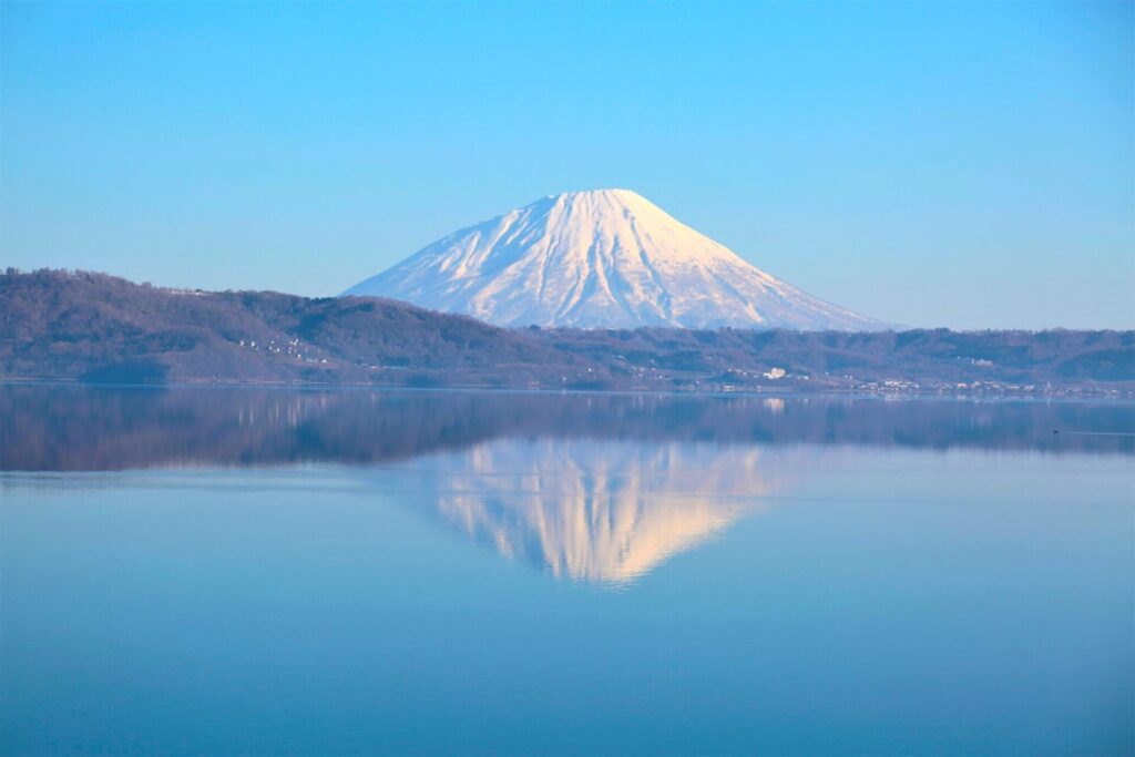 北海道洞爺湖から望む羊蹄山