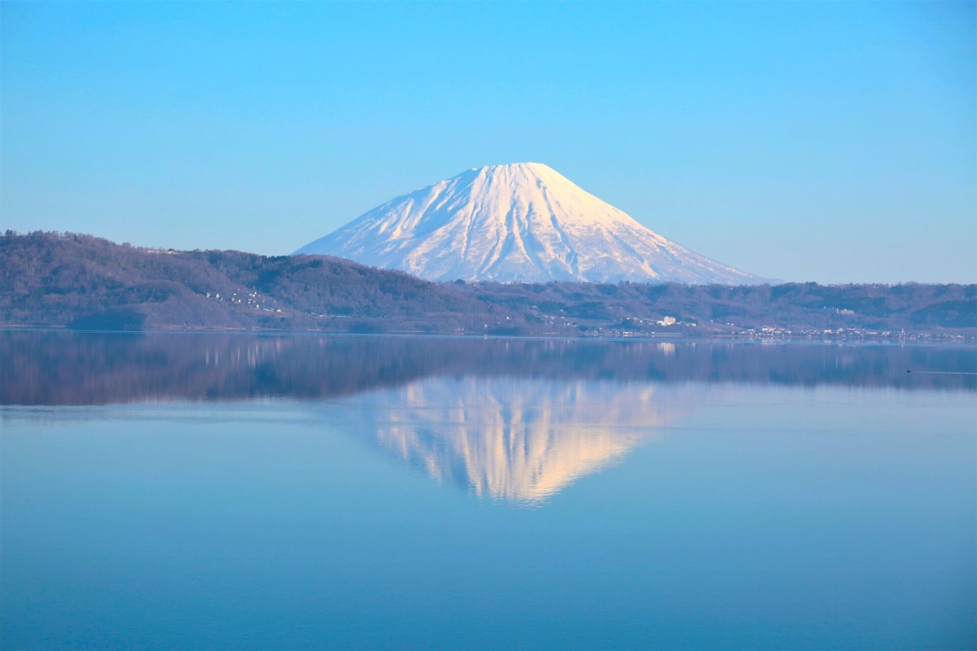 北海道洞爺湖から望む羊蹄山