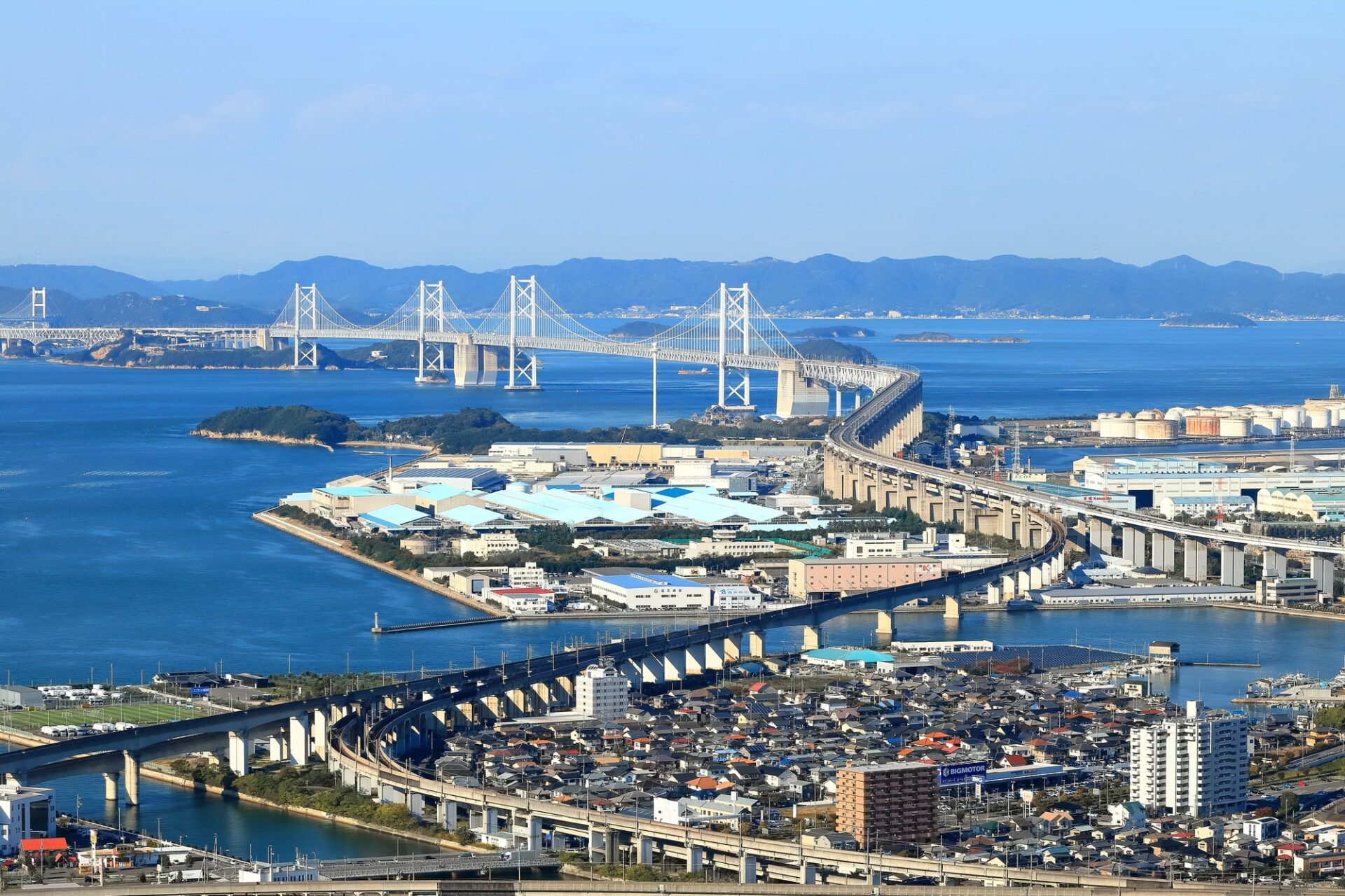 晴天の青ノ山展望台から見た瀬戸大橋