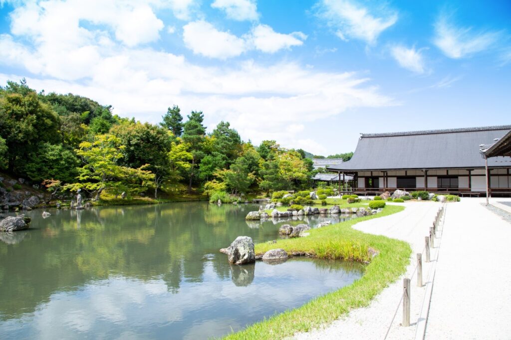 晴天と緑が美しい曹源池庭園(天龍寺庭園)