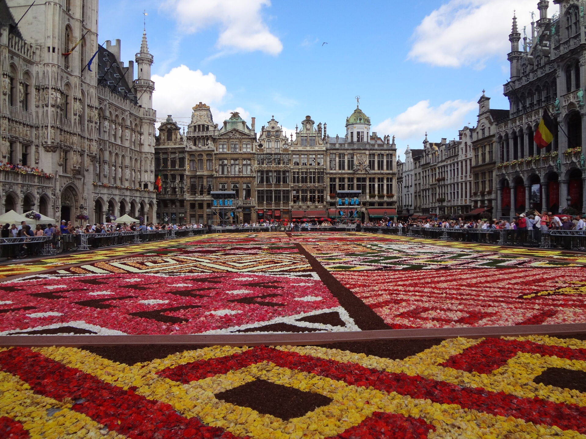 ベルギーの観光名所グランプラスのフラワーイベント
