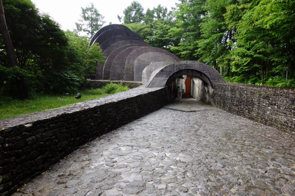 自然の岩や木材を活かしたユニークなデザイン石の教会