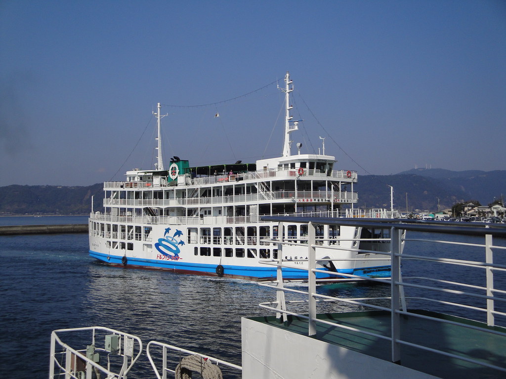 港に着く桜島フェリー