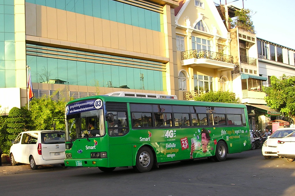 プノンペンの街を走るバス