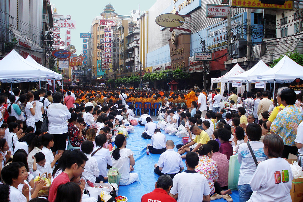 お祭りで賑わうバンコクの街並み