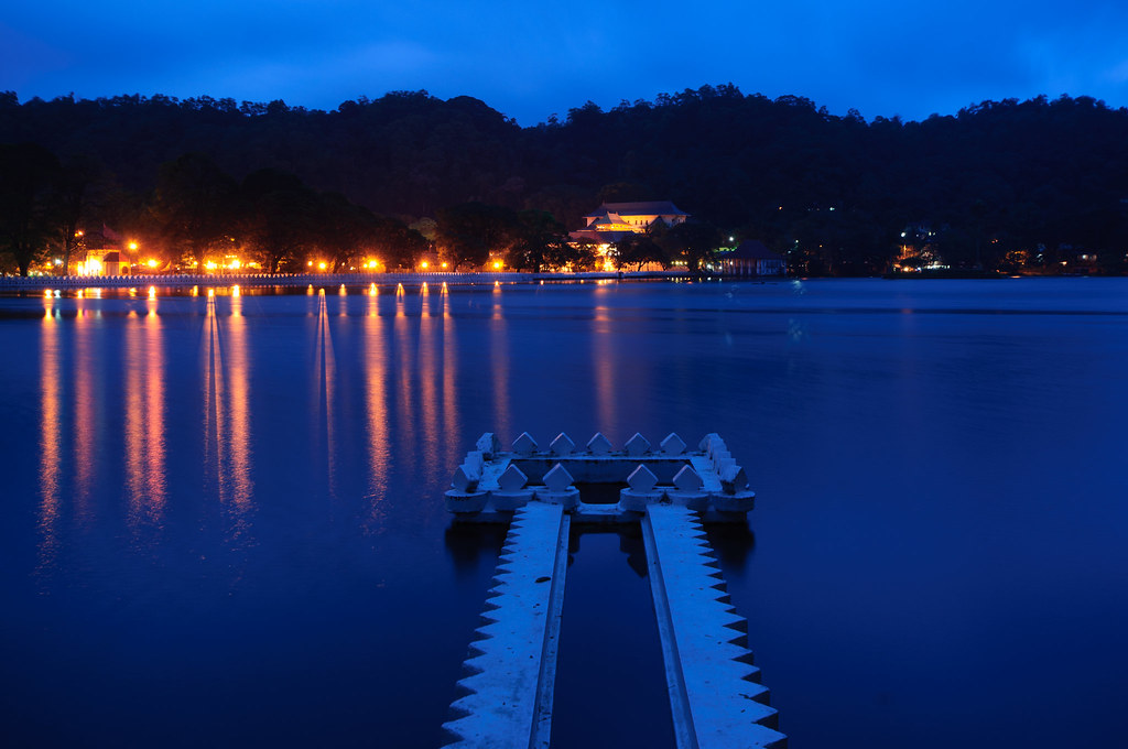 キャンディ湖畔の夕焼け