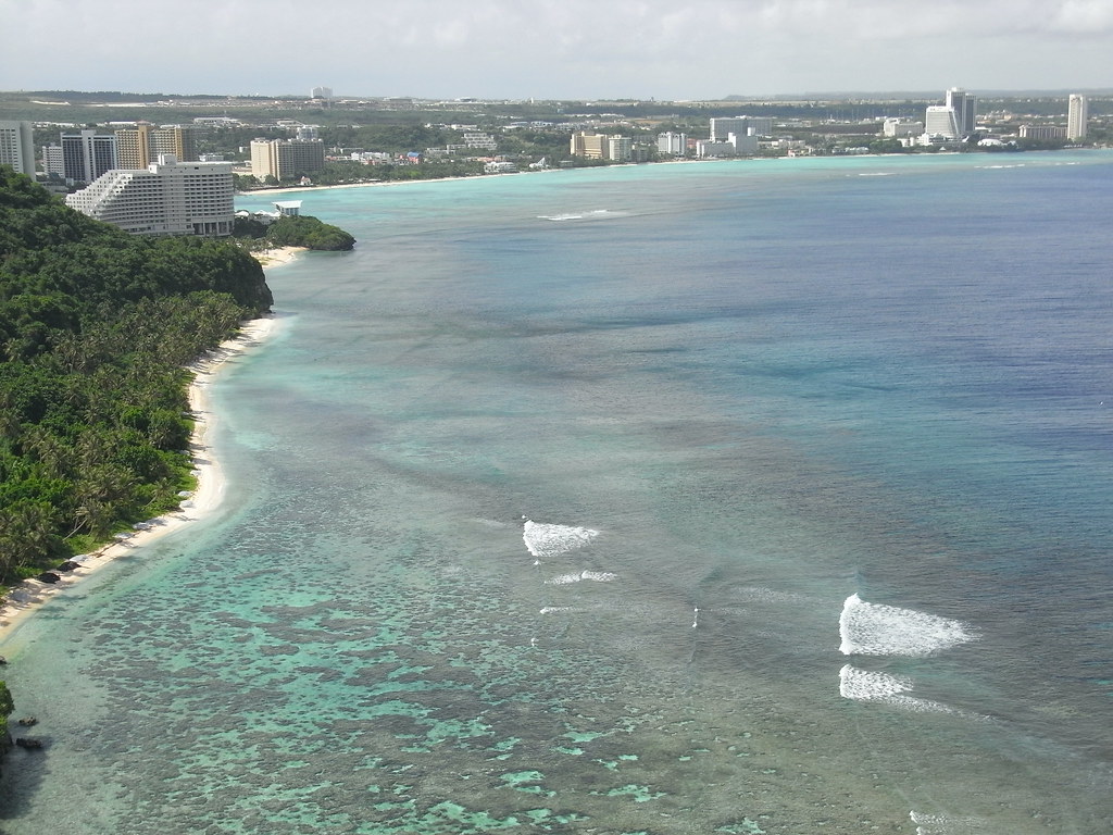 展望台から一望するタモンビーチ