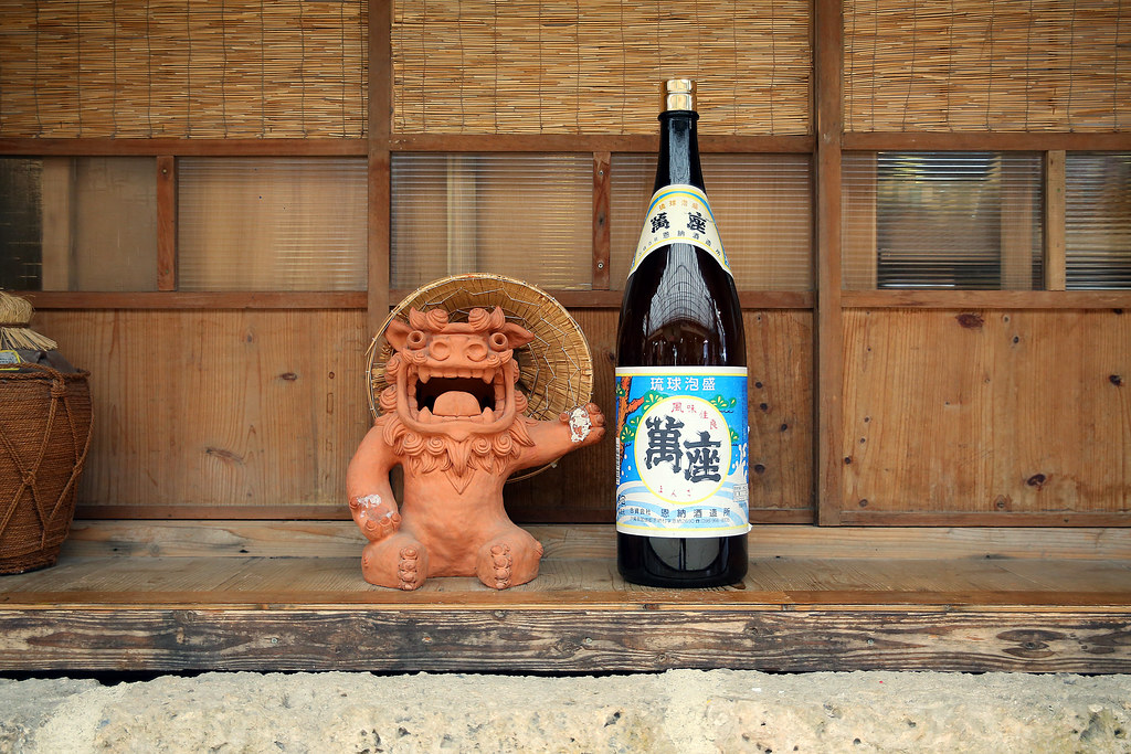 琉球村でシーサーの絵付けや紅型染めなどを体験