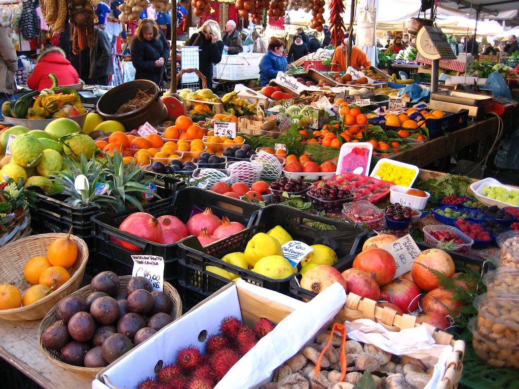 カンポ・デ・フィオーリ市場に並ぶ果物　イタリア　ローマ