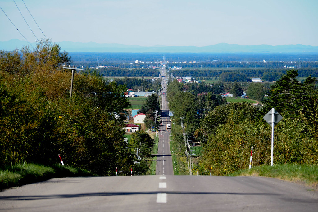 天に続く道は、まるで天まで続くような直線道路で、広大な北海道の風景を堪能できる絶景スポットです