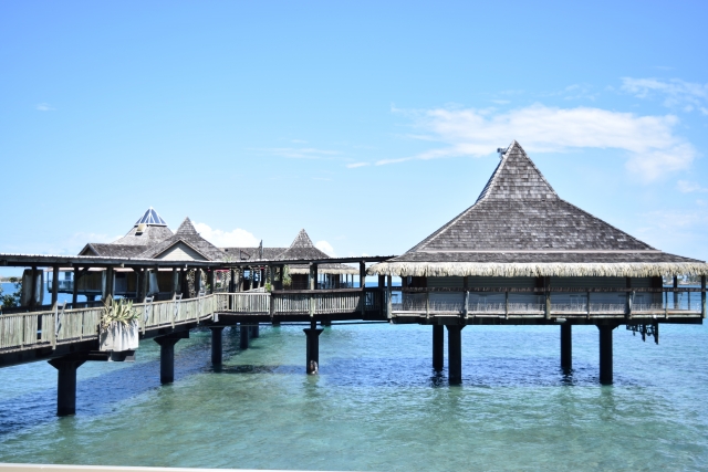 水上レストランでニューカレドニアの美しい海と絶品の料理を堪能