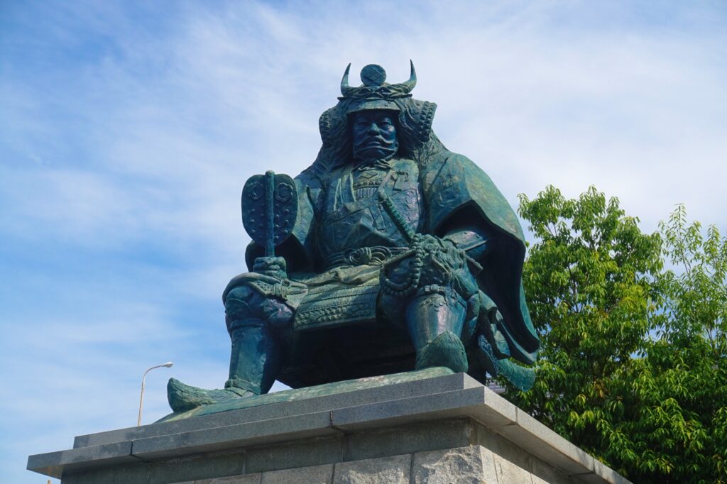 甲府駅前の武田信玄像