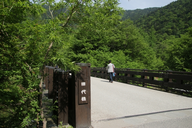 田代橋と緑豊かな自然