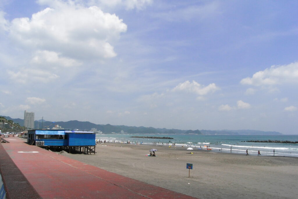 のんびりと散策できる鴨川の海岸